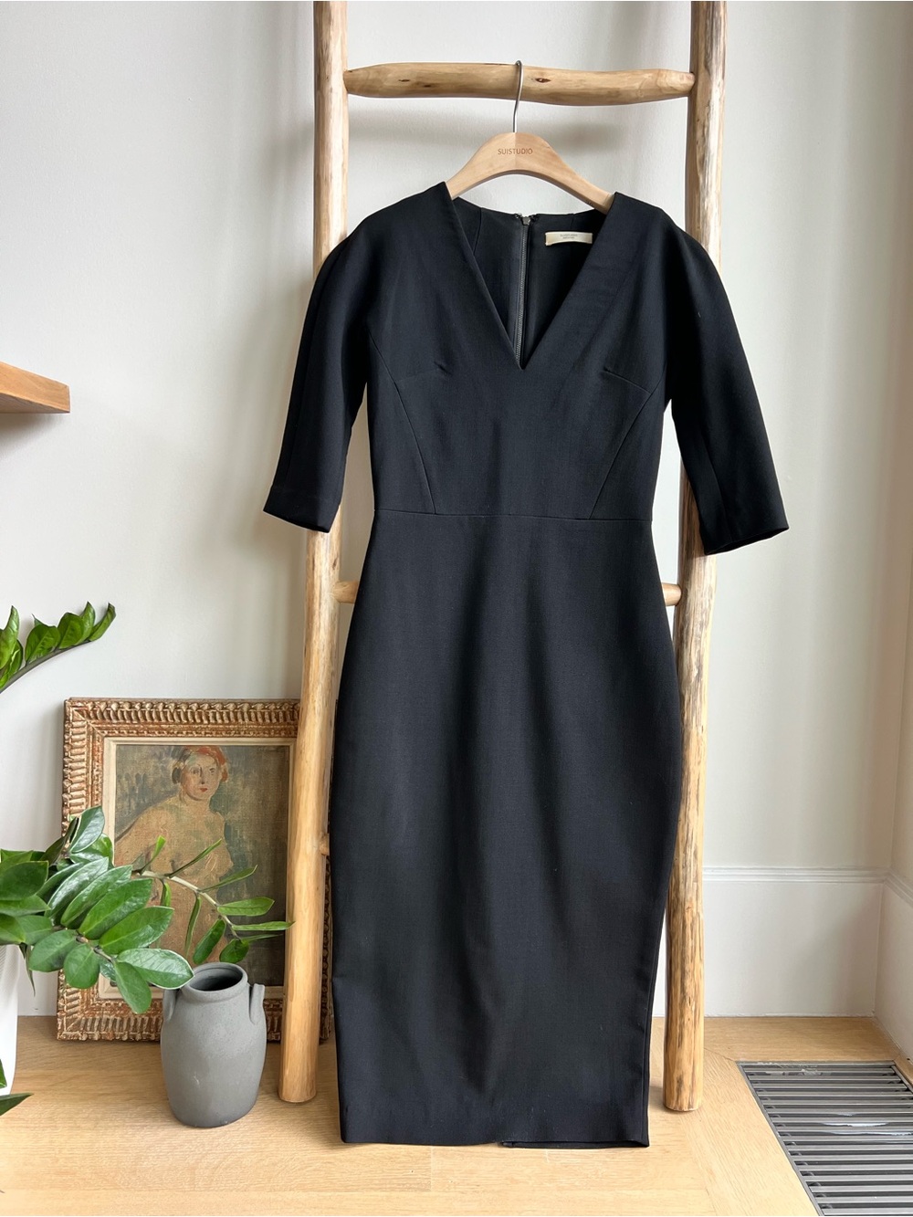 Suit Studio Classic Black V-Neck Sheath Dress - Timeless Work-to-Event Style